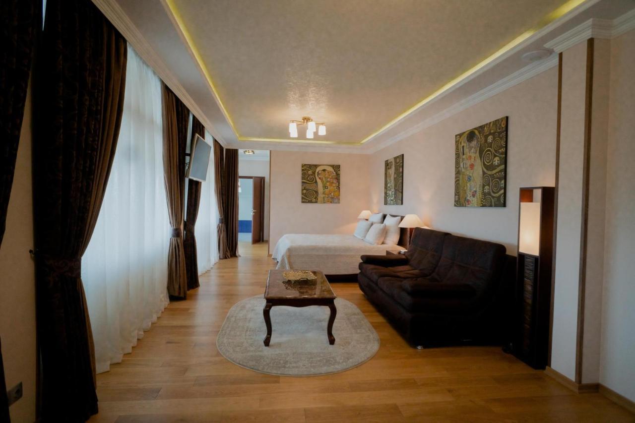 Leon Boutique Hotel Sukhumi Esterno foto