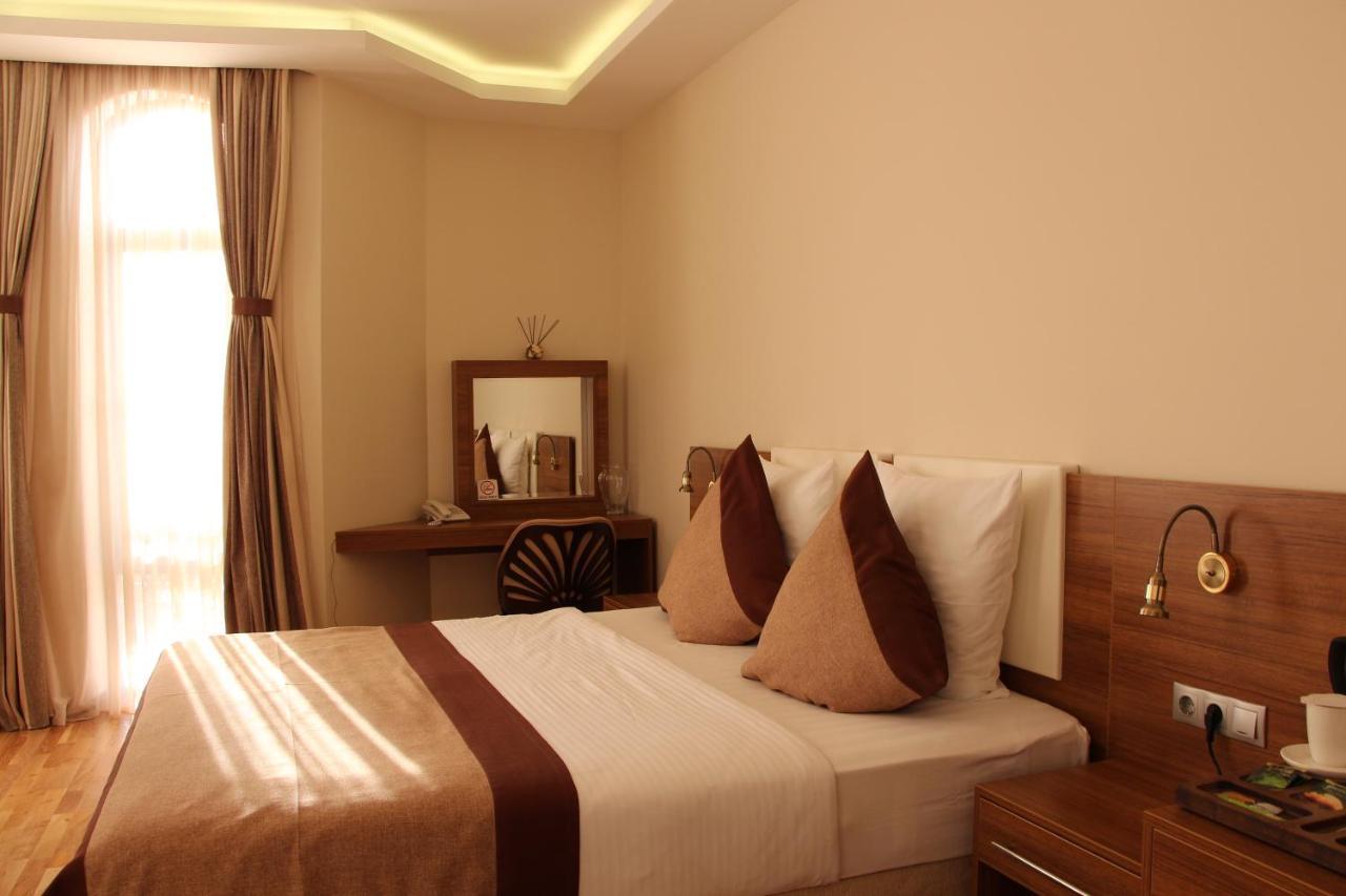 Leon Boutique Hotel Sukhumi Esterno foto