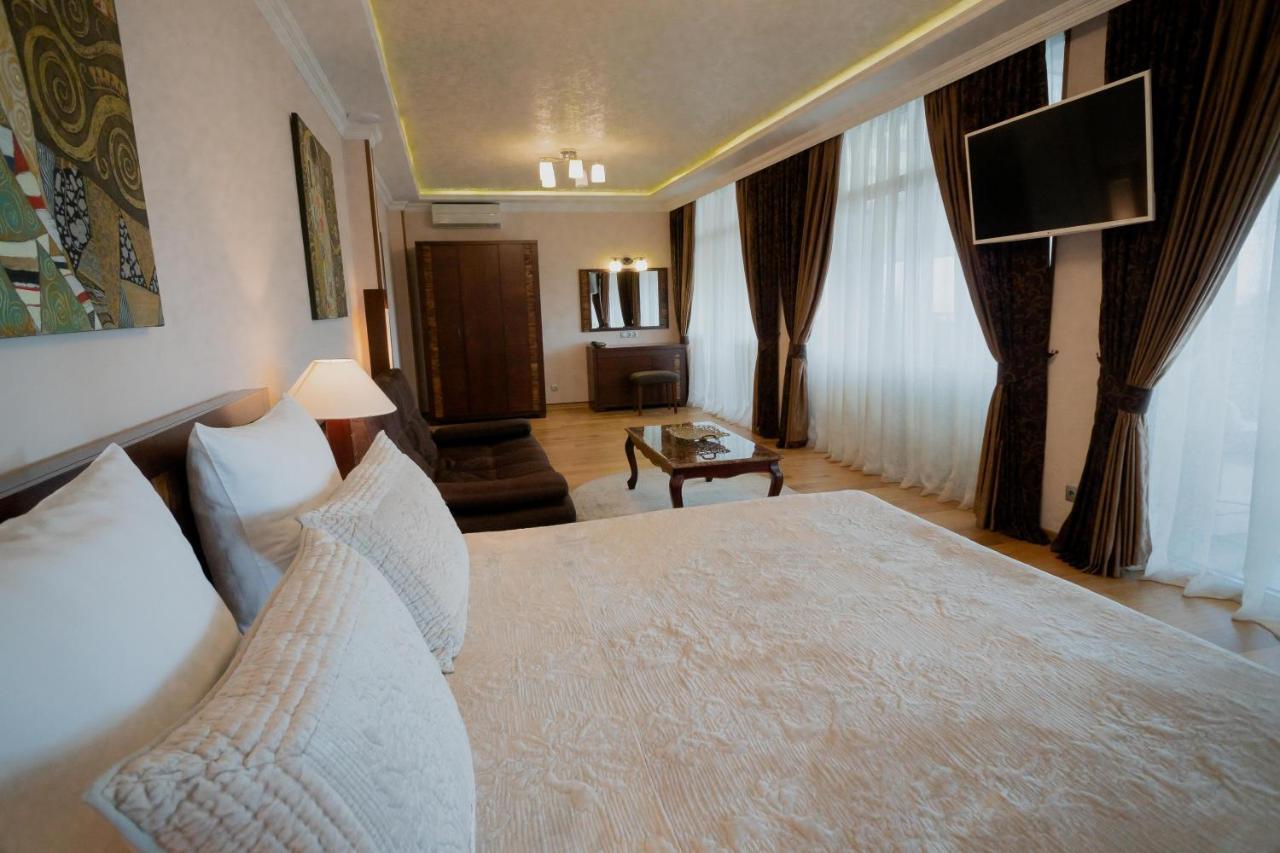 Leon Boutique Hotel Sukhumi Esterno foto
